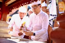 Wawali Arya Wibawa Mendem Pedagingan Serangkaian Karya Pemelaspasan Gedong Lan Tajuk Pura Desa Adat Penyaringan Sanur Kauh Karya Pemelaspasan