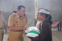 Pj Bupati Buleleng Serahkan Bantuan CPP di Desa Dapdap Putih Bantuan CPP