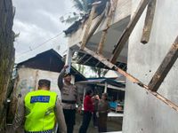 Hujan Deras Sebabkan Rumah Warga Nongan Ambruk dan Timpa Bangunan Tetangga AMbruk