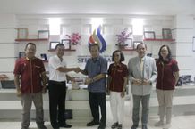 ITB STIKOM Bali Bantu Perpustakaan SMAN 1 Rendang dengan 158 Buku Buku