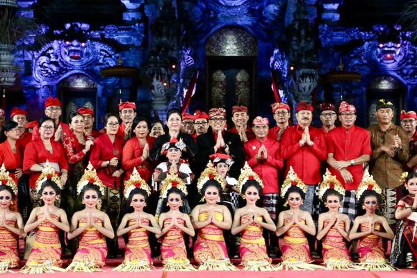 BaliPortalNews_ Bupati Sanjaya Beserta Ny. Rai Wahyuni Sanjaya Dukung Penampilan Utsawa Gong Kebyar Anak-Anak Duta Kabupaten Tabanan di PKB XLVI Tahun 2024 Pesta Kesenian Bali