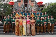 Duta Kota Denpasar Tampilkan Busana Menek Kelih Hingga Payas Agung pada Parade Busana Adat Khas Daerah di PKB XLVI Menek Kelih