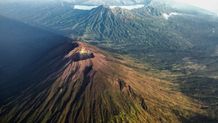 Penutupan Sementara Pendakian Gunung Agung Lewat Jalur Pura Pengubengan Gunung Agung