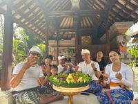 Rayakan HUT Ke-8, Baliportalnews.com Gelar Potong Tumpeng, Bakti Sosial dan Melukat Bersama di Pura Tirta Sudamala HUT BALI PORTAL NEWS