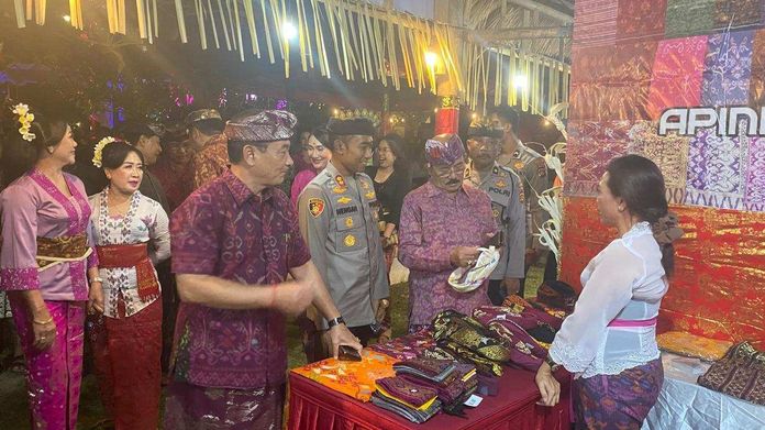 Endek dan Kain Geringsing