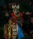 Maestro Prof. Bandem Pukau Penonton dengan Tari Topeng Dalem Arsa Wijaya di Penutupan FKRN Prof Bandem