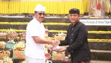 Bakti Penganyar Buleleng Punia Senilai Rp100 Juta ke Pura Lumajang Punia