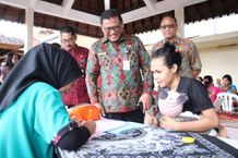 Dekatkan Pelayanan Kesehatan Kepada Masyarakat, Sekda Alit Wiradana Tinjau Safari Kesehatan di Br. Eka Sila Safari Kesehatan