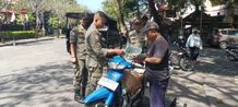 Berjualan di Atas Trotoar, Satpol PP Denpasar Tertibkan Pedagang Kaki Lima Satpol PP