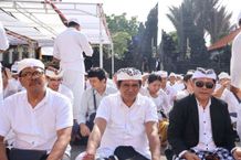 Bawaslu Tabanan Sembahyang Bersama Pilkada Serentak 2024 Aman, Sejuk, dan Damai Sembahyang