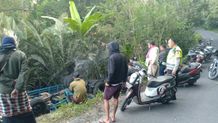 Lambat Oper Gigi, Truk Muat Pasir Terjun ke Jurang di Karangasem truk