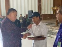 Ajak Tetap Mengabdi Bagi Jembrana, Bupati Tamba Serahkan Santunan Anggota Korpri Serahkan Santunan Anggota Korpri
