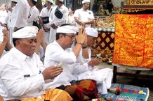 Wawali Arya Wibawa Hadiri Upacara Ngadegang Mangku Gede di Pura Dalem Penataran Sari Desa Adat Pedungan Upacara Ngadegang Mangku Gede