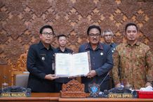 Penutupan Sidang Paripurna DPRD Kota Denpasar, Seluruh Fraksi Setujui Penetapan 5 Ranperda Sidang Paripurna
