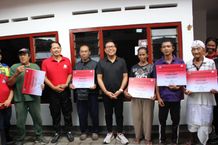 Wawali Arya Wibawa Serahkan 9 Unit Bantuan Layak Huni Bagi Warga Kurang Mampu Serahkan Bantuan Layak Huni
