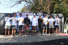 Sekda Alit Wiradana Serahkan Piala Pemenang Kejuaraan Surfing Wali Kota Cup Tahun 2024 Kejuaraan Surfing Wali Kota Cup XIV