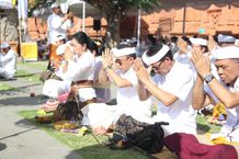 Wali Kota Jaya Negara Ngaturang Bhakti Saraswati di Pura Agung Jagatnatha Hari Suci Saraswati