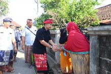 Wabup Ipat Sambangi Warga Korban Kebakaran di Loloan Timur Sambangi Korban Kebakaran