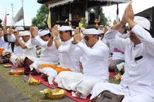 Pemkot Denpasar Ngaturang Bhakti Pujawali di Pura Pengubengan Besakih Pujawali di Pura Pengubengan Besakih