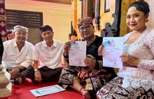 Terus Galakan Program Akta Perkawinan Langsung Jadi, Kadis Dukcapil Denpasar Serahkan Langsung di Kawasan Banjar Yang Batu Kauh Akta Perkawinan Langsung Jadi