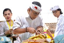 Wali Kota Jaya Negara Ngayah Nyangging Serangkaian Metatah Massal di Desa Dauh Puri Kelod Metatah Massal