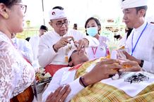 Wali Kota Jaya Negara Ngayah Nyangging Serangkaian Karya Atma Wedana dan Mepandes Kinambulan Desa Adat Sesetan Ngayah Nyangging
