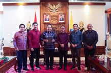 Pj Gubernur Bali Apresiasi Bantuan Buku Weda dari Dirut BPD Bali Bantuan Buku Weda