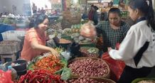 Harga Cabai Naik Tajam, Bawang Merah Malah Anjlok di Pasar Amlapura Timur Harga di pasar