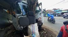 Truk Muat Pasir Tujuan Jimbaran Alami Kecelakaan, Tabrak Pohon Perindang di Karangasem Tabrakan