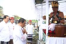 Bupati Sanjaya Hadiri Rangkaian Pengelukatan Banyu Pinaruh Bersama di Pantai Yeh Gangga dan Pantai Abian Kapas Seltim Banyupinaruh