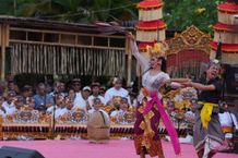 Komunitas Seni Nyenit Nyenir Banjar Sulangai Tampilkan Joged Bumbung Tradisional di PKB ke-46 Joged Bumbung