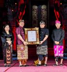 Badung Juara Umum PKB XLVI 2024, Bupati Giri Prasta Terima Penghargaan Wimbakara dari Pj. Gubernur Bali Pesta Kesenian Bali