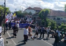 Ribuan Pendukung Dampingi Pendaftaran Gus Par – Guru Pandu ke KPU Karangasem Daftar KPU