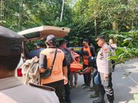 Asyik Berswafoto, Dua WN Italia Terjatuh dari Area Air Terjun di Baturiti, Satu Orang Tewas Evakuasi