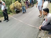 Bocah Tewas Setelah Sepeda Oleng dan Terperosok di Bawah Mobil Olah TKP