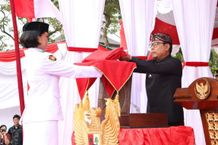 Bertindak Sebagai Inspektur Upacara, Wawali Arya Wibawa Pimpin Upacara Penurunan Bendera HUT Ke-79 Kemerdekaan RI Penurunan Bendera