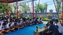 Siswa SMKN 1 Amlapura diajak #Cari_Aman Berkendara dengan Rumus 3 Detik Rumus