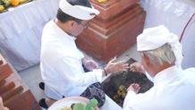 Wali Kota Jaya Negara Hadiri Karya Melaspas, Mecaru dan Mendem Pedagingan di Balai Banjar Adat Peken Mendem Pedagingan