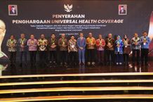 Wawali Arya Wibawa Terima Penghargaan UHC Kategori Utama Tahun 2024 Penghargaan UHC
