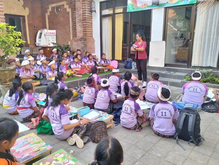 Pelatihan Nyurat Aksara Bali Pelatihan Nyurat Aksara Bali