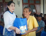 Warga Disabilitas dan Perempuan Rawan Sosial Ekonomi di Jembrana Dibantu dengan Sembako Bantuan Sembako.