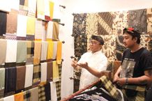 Support UMKM Lokal, Wali Kota Jaya Negara Resmikan Toko Busana Adat Simbar Bali Klasik Toko Simbar Bali Klasik