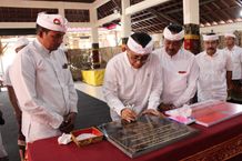 Wali Kota Jaya Negara “Ngayah Nopeng” Karya Mamungkah Banjar Kebon Kori Mangku Kesiman penandatangan prasasti