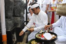 Wali Kota Jaya Negara Hadiri Pemelaspasan Candi Bentar dan Pedudusan Alit Pura Ratu Begawan Penyarikan Banjar Pekambingan Karya Padudusan Alit