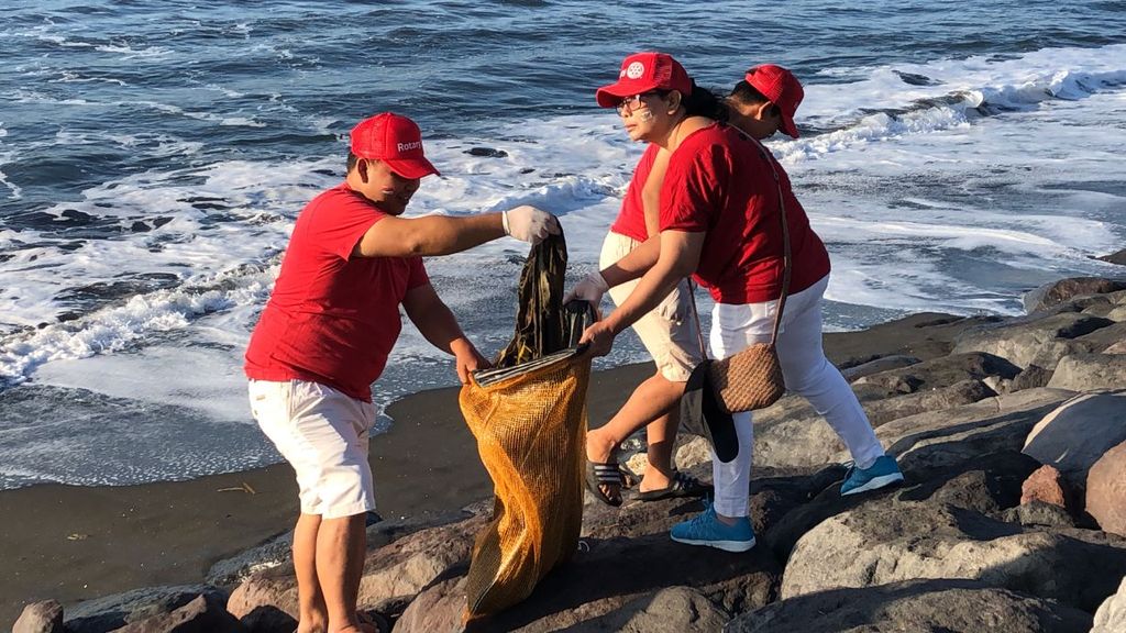 aksi bersih-bersih pantai