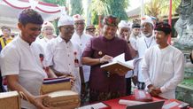 Pengukuhan Bendesa Agung MDA Terpilih, Pj Gubernur Bali Ajak Kolaborasi Hadapi Tantangan Global dan Sukseskan Program Pemerintah Pengukuhan Bendesa Agung MDA