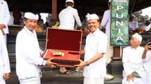 Sekda Dewa Made Indra Serahkan Duplikat Bendera Merah Putih yang Telah Dipasupati kepada Pemkab/Pemkot Se-Bali Bendera Merah Putih