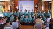 Berkunjung dan Berbagi di Kabupaten Karangasem, Pj Ketua TP PKK Provinsi Bali Minta Kurangi Konsumsi Makanan Manis pada Anak Berkunjung dan Berbagi