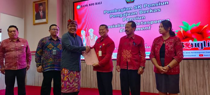 Serahkan SK Pensiun ASN