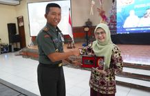 Prajurit Korem 163/Wira Satya Dibekali Materi Leadership dan Public Speaking TNI